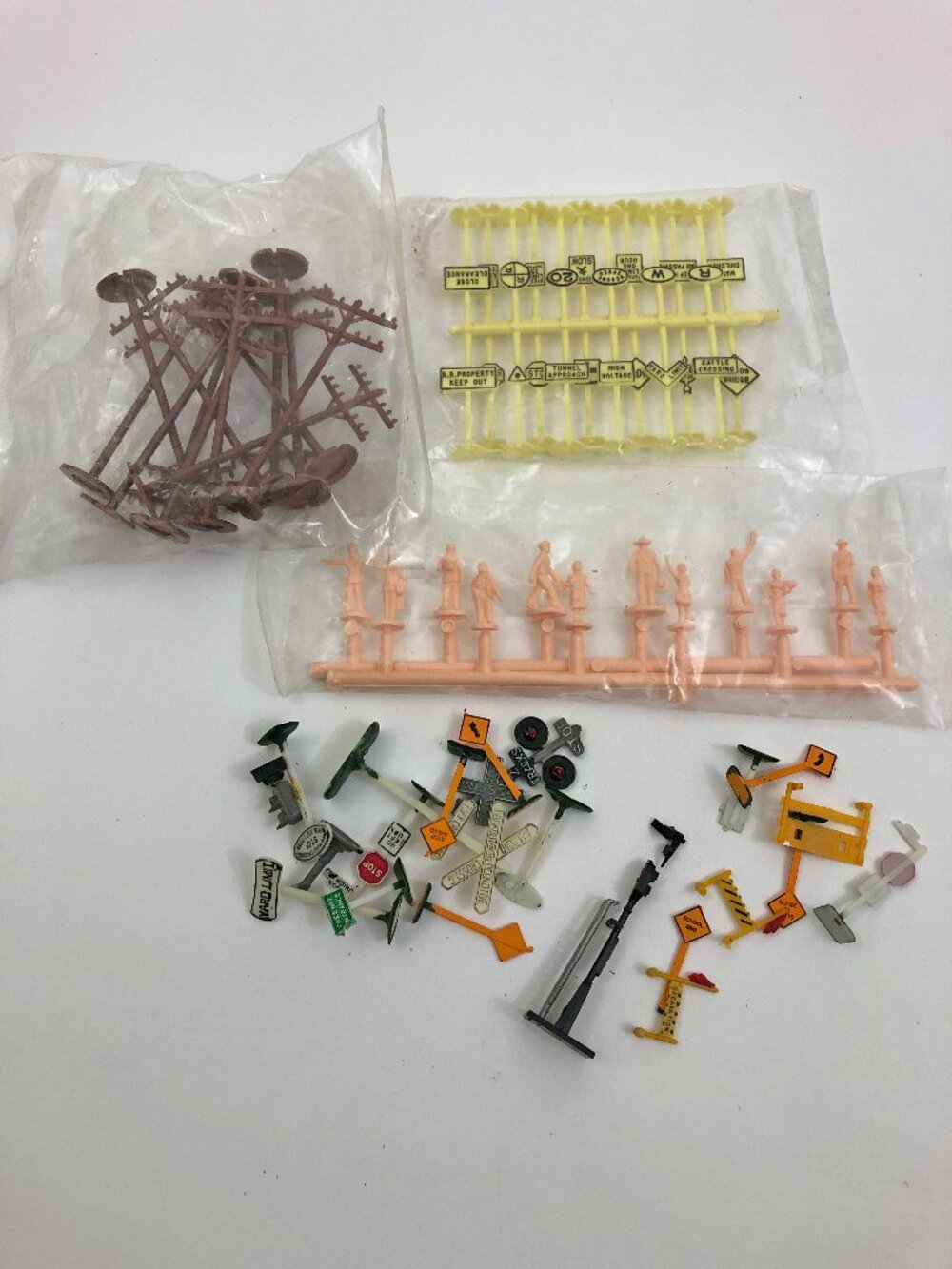 HO Scale Assorted Signs Unpainted People & Telephone Poles